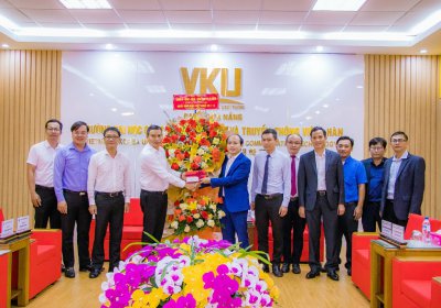Phó Chủ tịch thường trực UBND thành phố Đà Nẵng Hồ Kỳ Minh thăm và chúc mừng VKU nhân ngày Nhà giáo Việt Nam 20/11